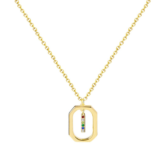 Collar con inicial I y marco geométrico, cristales multicolor y baño de oro 14K. Tarjeta con mensaje "Con I comienza la Ilusión". Stainless Steel.
