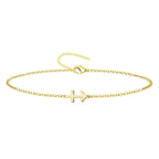 Pulsera de cadena fina dorada de acero inoxidable con amuleto de Cruz contra el Mal y cierre de mosquetón.