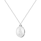 Colgante de medalla ovalada de San Isidro Labrador en acero inoxidable plateado, con relieve detallado del Santo con sus aperos de labranza, cadena a juego y acabado brillante.