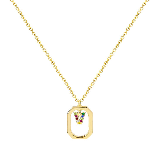 Collar con inicial V y marco geométrico, cristales multicolor y baño de oro 14K. Tarjeta con mensaje "Con V comienza la Virtud". Stainless Steel.