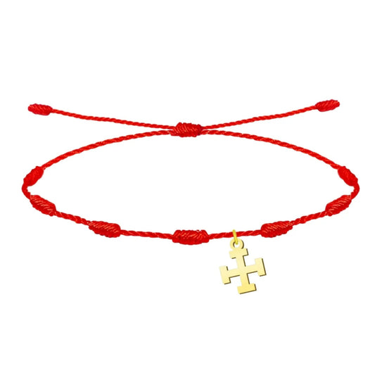 Pulsera de hilo rojo con 7 nudos y dije de Cruz Potenzada en acero dorado sobre fondo blanco.