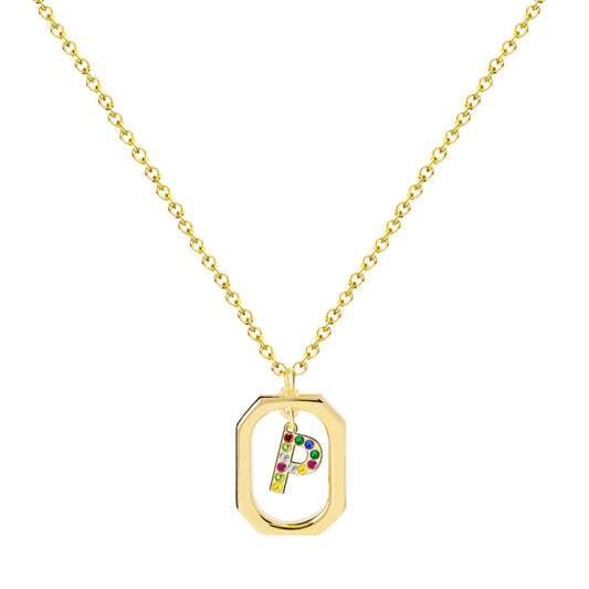 Collar con inicial P y marco geométrico, cristales multicolor y baño de oro 14K. Tarjeta con mensaje "Con P comienza la Pasión". Stainless Steel.