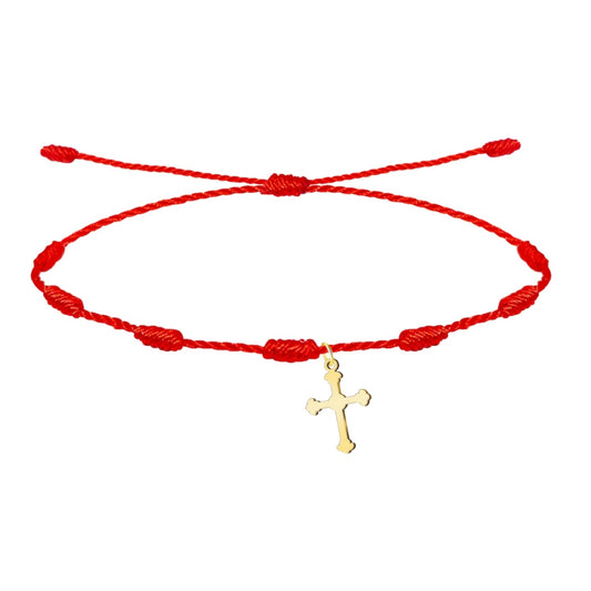 Pulsera de hilo rojo con siete nudos y colgante de la Cruz de Liébana en tono dorado.