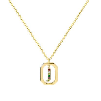 Collar con inicial J y marco geométrico, cristales multicolor y baño de oro 14K. Tarjeta con mensaje "Con J comienza el Júbilo". Stainless Steel.