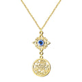 Colgante de acero dorado con doble amuleto: Nudo de Bruja superior con Ojo Turco azul en el centro y medalla del Tetragramatón calada en la parte inferior.