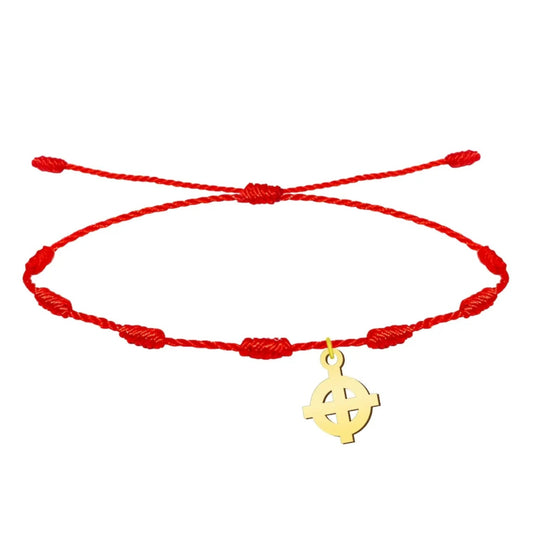 Pulsera de hilo rojo con 7 nudos de la suerte y amuleto de Cruz Celta dorada ajustable.