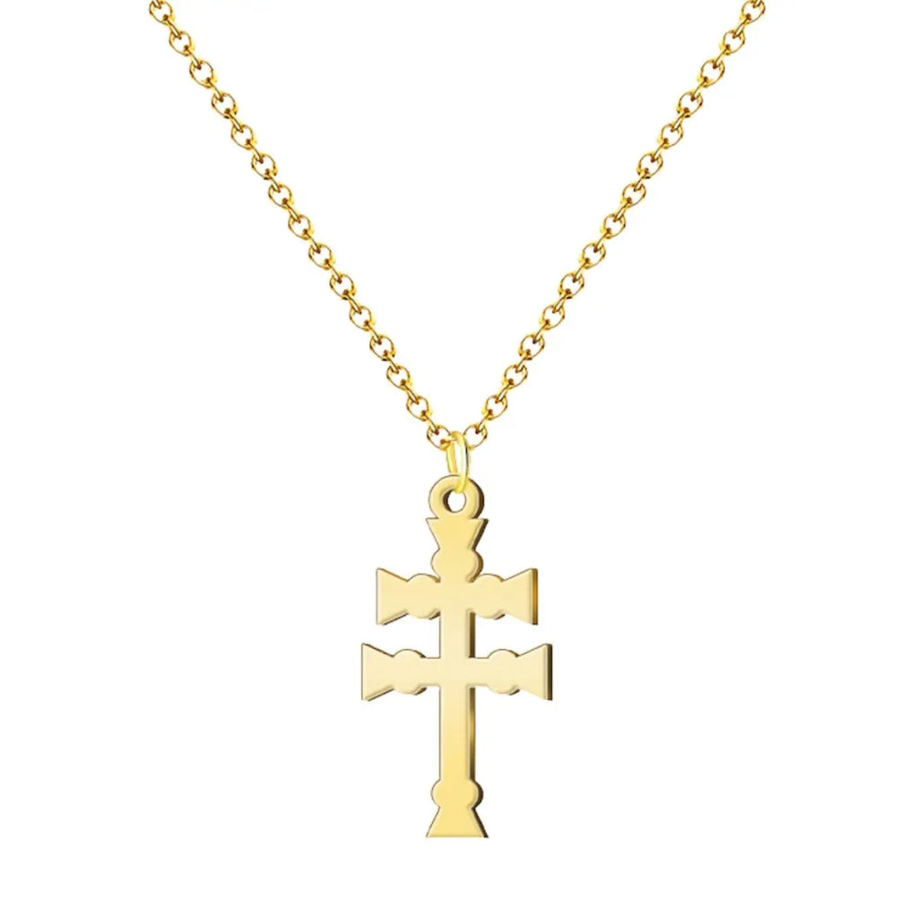 Colgante de la Cruz de Caravaca en acero inoxidable acabado dorado con cadena sobre fondo blanco