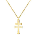 Colgante de la Cruz de Caravaca en acero inoxidable acabado dorado con cadena sobre fondo blanco
