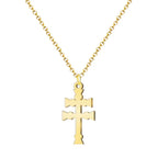 Colgante de la Cruz de Caravaca en acero inoxidable acabado dorado con cadena sobre fondo blanco