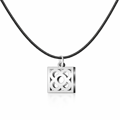 Colgante cuadrado plateado con flor de Barcelona y cordón negro