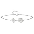 Pulsera de acero inoxidable plateado con doble amuleto: el Nudo de Bruja celta y el pentagrama del Tetragrammaton, unidos por una cadena fina.