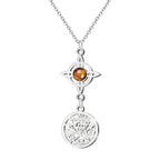 Colgante de acero plateado con doble protección: Nudo de Bruja con piedra Ojo de Tigre natural y medalla del Tetragrammatón. Amuleto de valor y defensa energética.