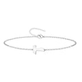 Pulsera de cadena fina con cruz Tau central en acero inoxidable de color plateado y cierre ajustable.