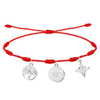 Pulsera de hilo rojo ajustable de 7 nudos con tres dijes de acero inoxidable plateado: Árbol de la Vida calado (izquierda), Medallón del Tetragrammatón (centro) y Nudo de Bruja (derecha).