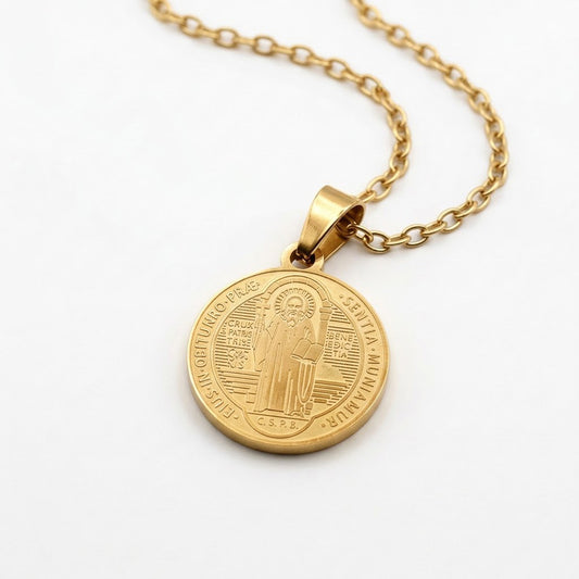 Collar con Medalla de San Benito en Acero Dorado