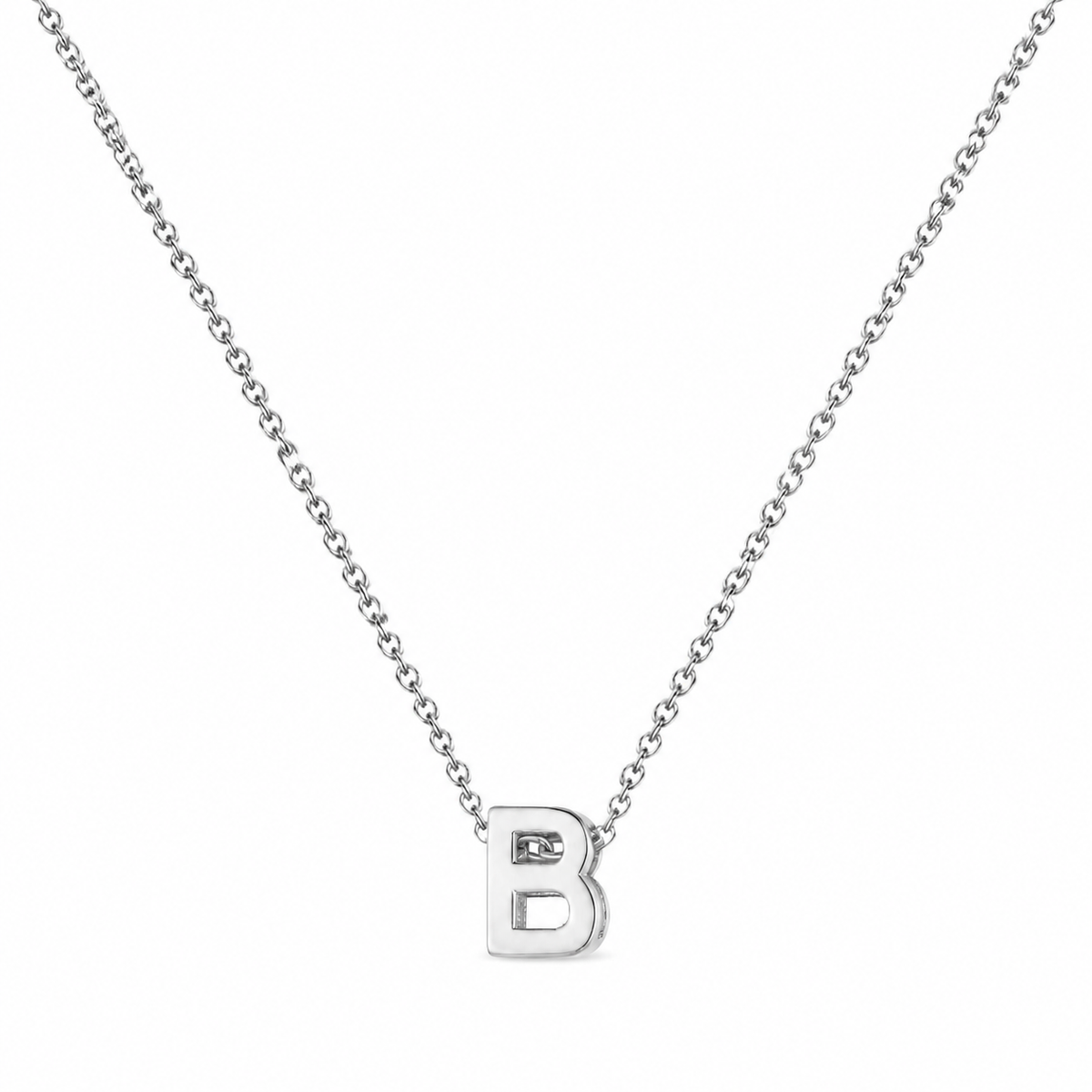Collar letra B plateado de acero inoxidable sobre fondo blanco