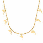 Collar con 7 Colgantes de Delfín en Acero Inoxidable - Dorado sobre fondo blanco