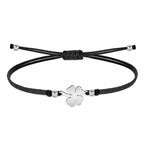 Pulsera de Hilo Encerado con Trébol de Cuatro Hojas - Plateado sobre fondo blanco
