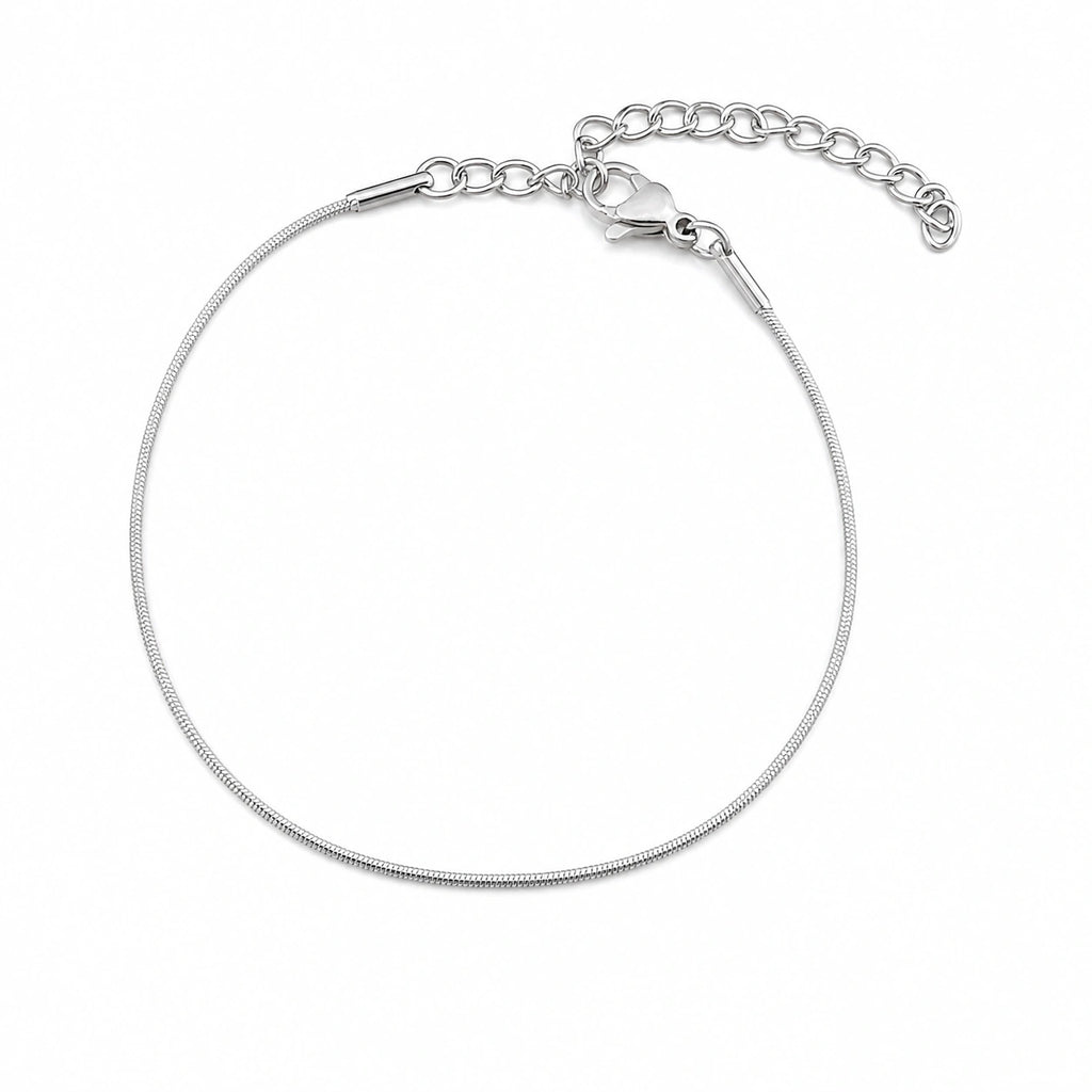 Pulsera de Cadena Serpiente Fina de 1 mm en Acero Inoxidable - Plateado sobre fondo blanco