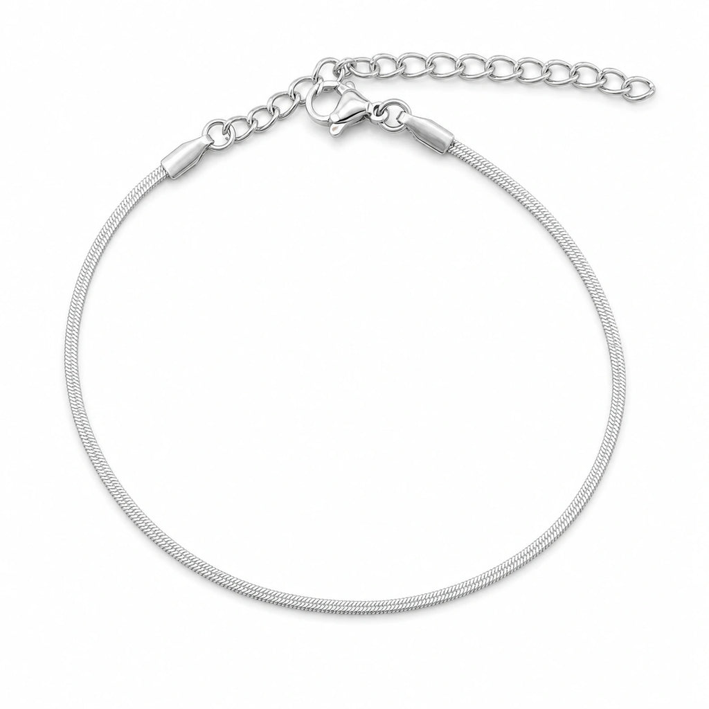 Pulsera de Cadena Plana Fina de 1 mm en Acero Inoxidable - Plateado sobre fondo blanco