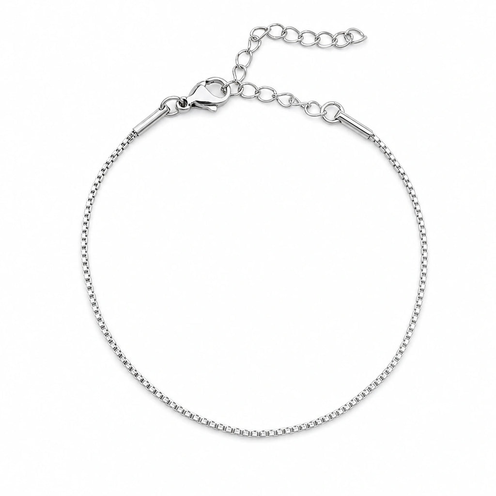 Pulsera de Cadena Fina de 1 mm en Acero Inoxidable - Plateado sobre fondo blanco