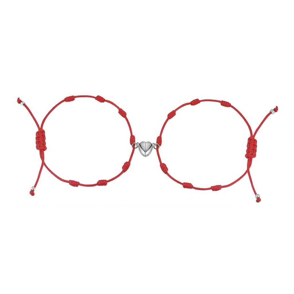 Set de 2 Pulseras de 7 Nudos con Corazón Magnético sobre fondo blanco