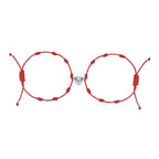 Set de 2 Pulseras de 7 Nudos con Corazón Magnético sobre fondo blanco