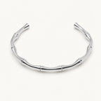 Brazalete Eslabones de Bambú en Acero Inoxidable - Plateado sobre fondo blanco