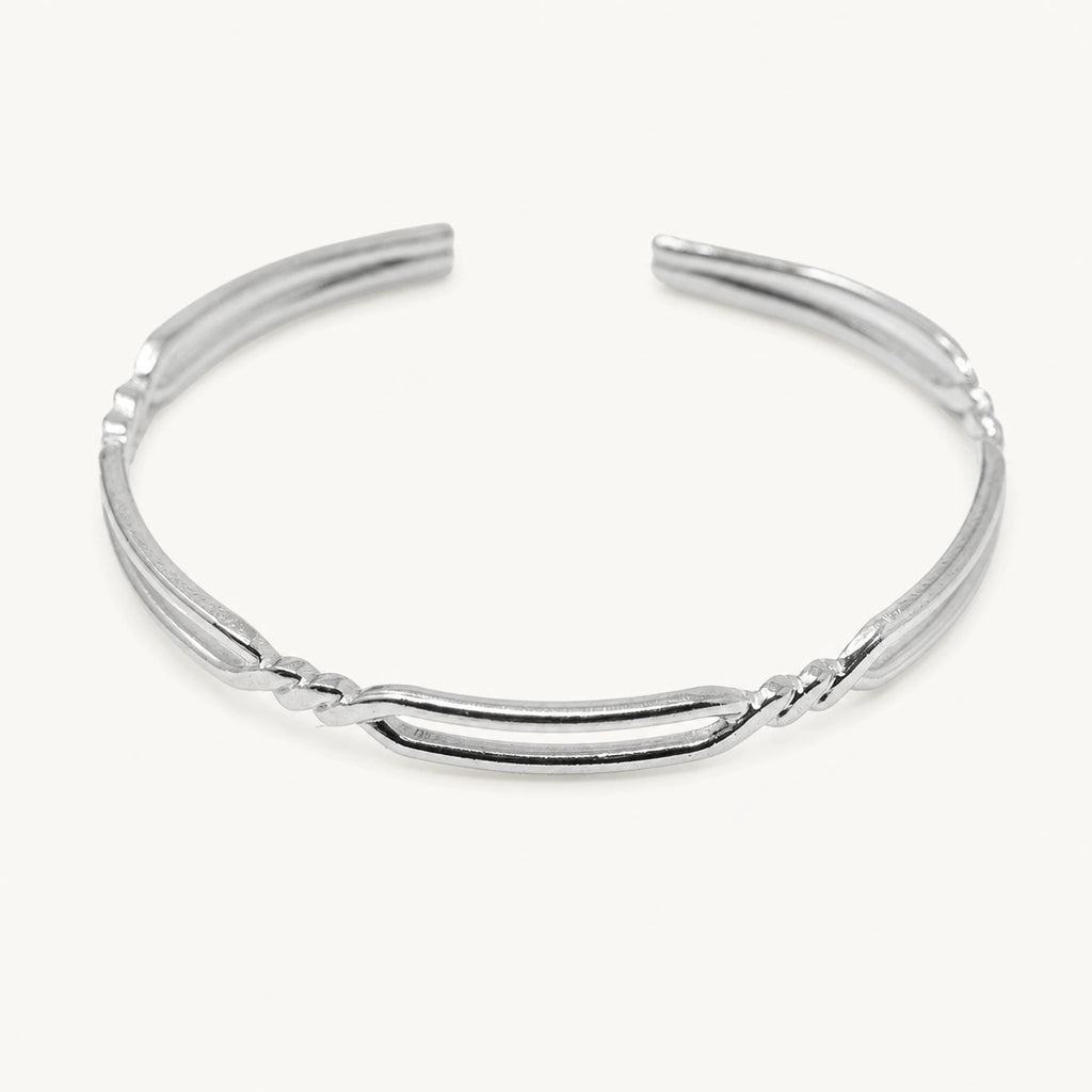 Brazalete Doble Línea Ondulada en Acero Inoxidable - Plateado sobre fondo blanco
