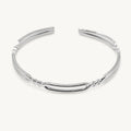 Brazalete Doble Línea Ondulada en Acero Inoxidable - Plateado sobre fondo blanco