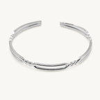 Brazalete Doble Línea Ondulada en Acero Inoxidable - Plateado sobre fondo blanco