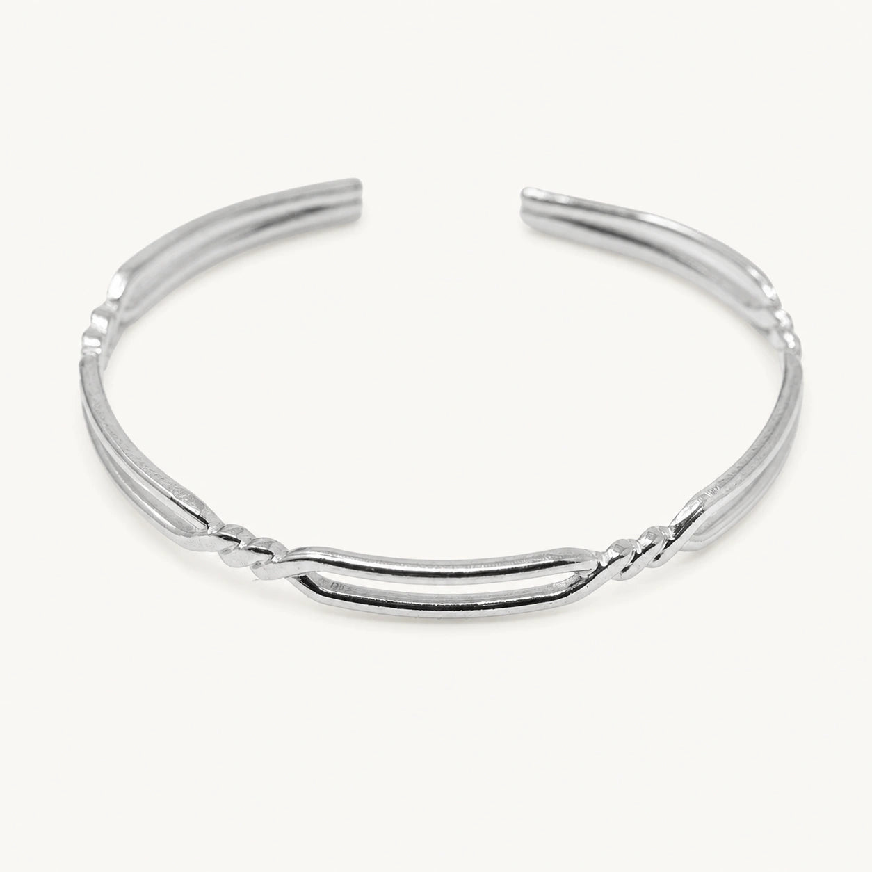 Brazalete Doble Línea Ondulada en Acero Inoxidable - Plateado sobre fondo blanco