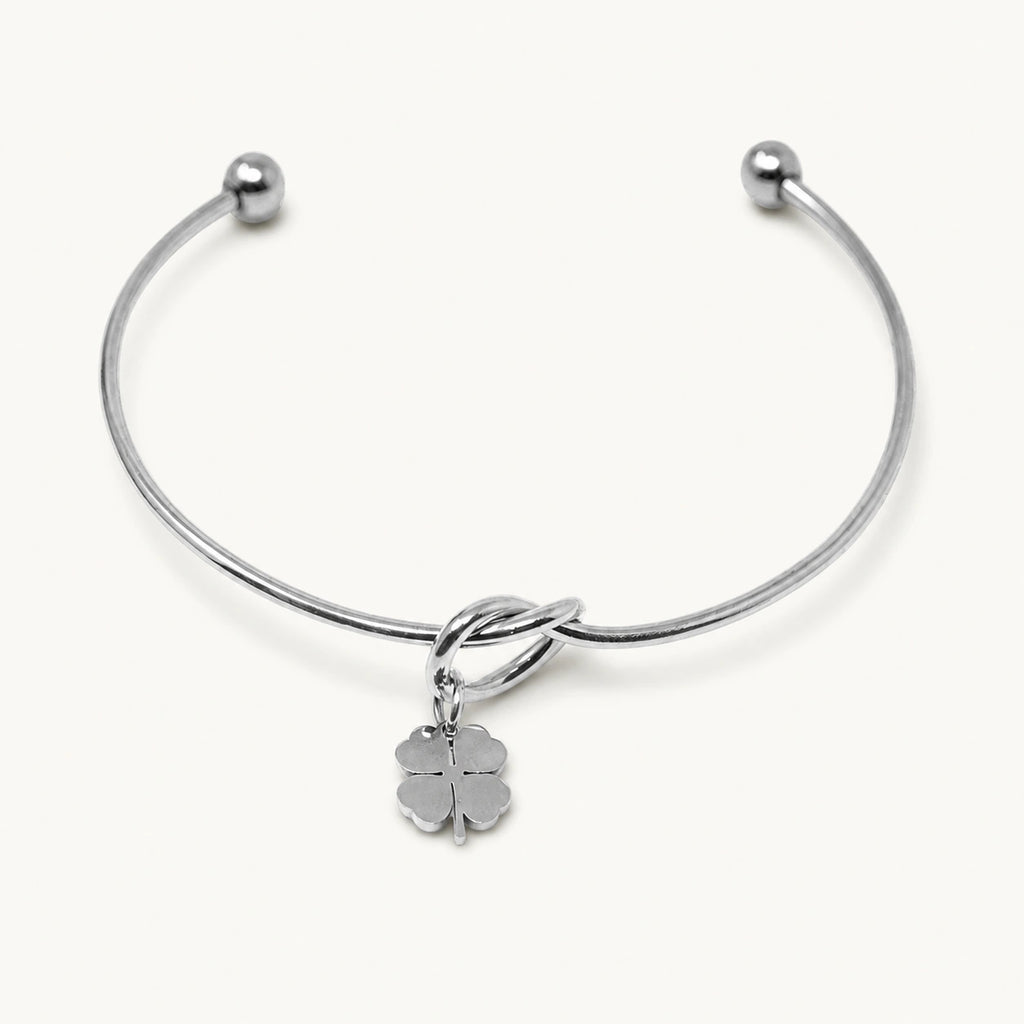 Brazalete Nudo con Trébol en Acero Inoxidable - Plateado sobre fondo blanco