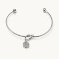 Brazalete Nudo con Trébol en Acero Inoxidable - Plateado sobre fondo blanco