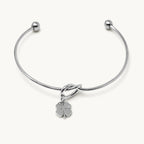 Brazalete Nudo con Trébol en Acero Inoxidable - Plateado sobre fondo blanco