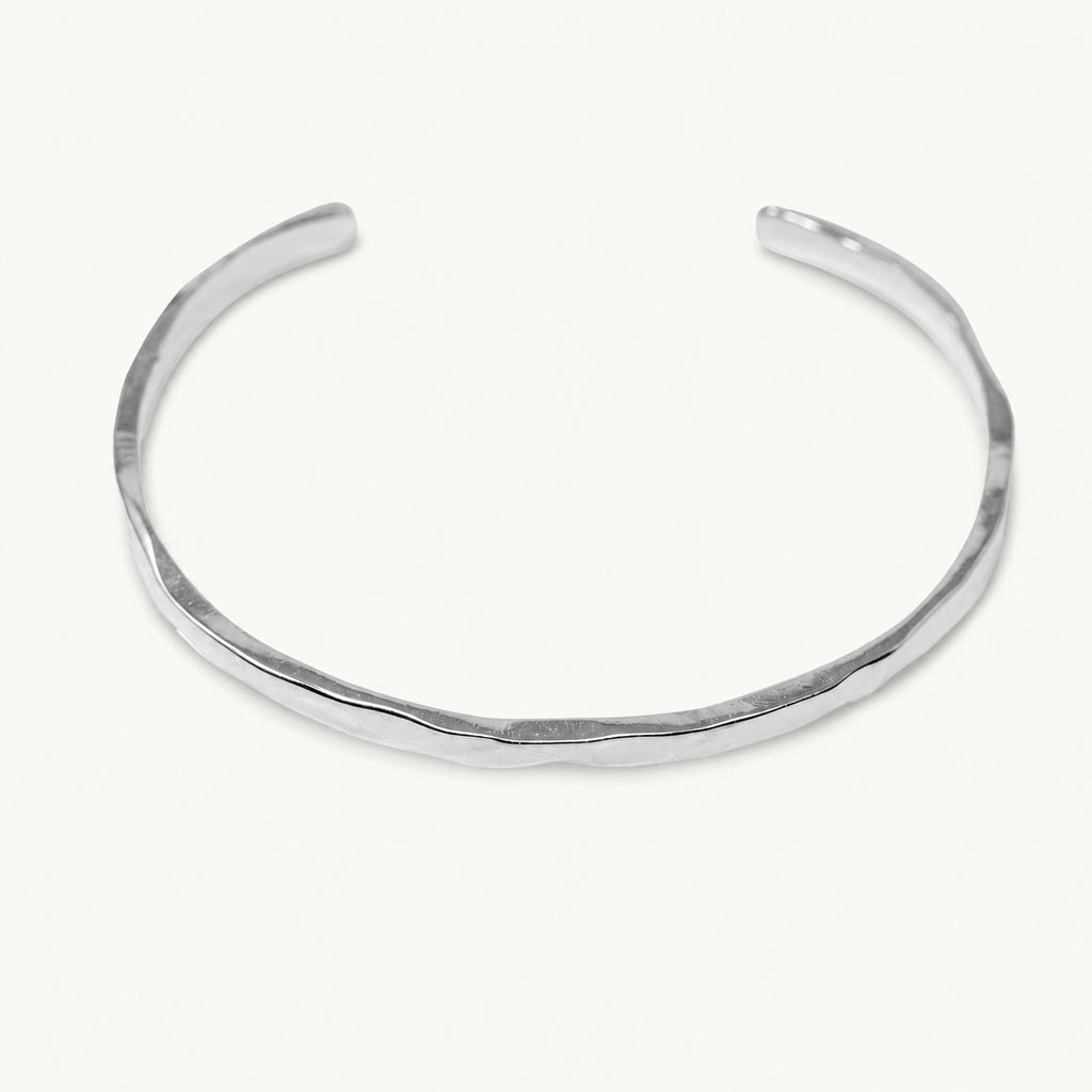 Brazalete Martillado en Acero Inoxidable - Plateado sobre fondo blanco