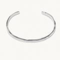 Brazalete Martillado en Acero Inoxidable - Plateado sobre fondo blanco