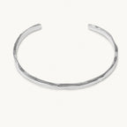 Brazalete Martillado en Acero Inoxidable - Plateado sobre fondo blanco