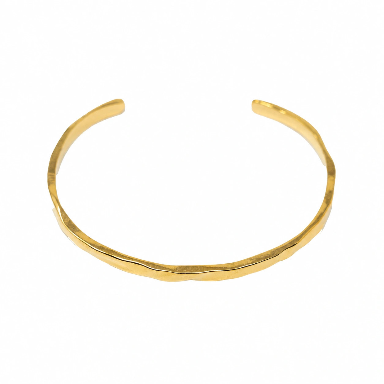 Brazalete Martillado en Acero Inoxidable - Dorado sobre fondo blanco
