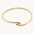 Brazalete Ondulado en Acero Inoxidable sobre fondo blanco