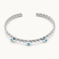 Brazalete Trenzado con Tres Ojos Turcos en Acero Inoxidable - Plateado sobre fondo blanco
