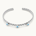Brazalete Trenzado con Tres Ojos Turcos en Acero Inoxidable - Plateado sobre fondo blanco