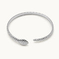 Brazalete Serpiente con Relieve en Acero Inoxidable - Plateado sobre fondo blanco