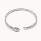 Brazalete Serpiente con Relieve en Acero Inoxidable - Plateado sobre fondo blanco