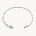 Brazalete Serpiente Minimalista en Acero Inoxidable - Plateado sobre fondo blanco