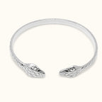 Brazalete Doble Serpiente en Acero Inoxidable - Plateado sobre fondo blanco