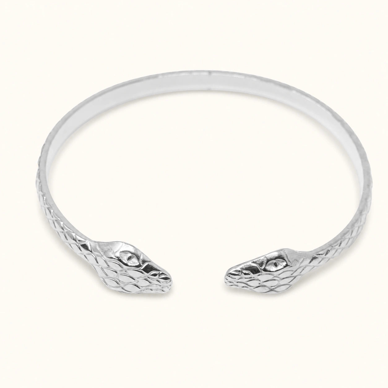 Brazalete Doble Serpiente en Acero Inoxidable - Plateado sobre fondo blanco