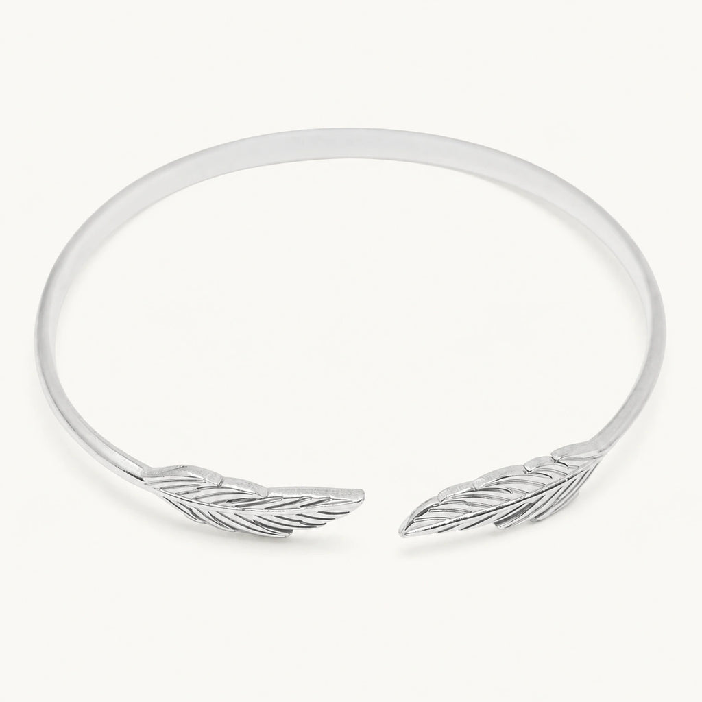 Brazalete Alas de Ángel en Acero Inoxidable - Plateado sobre fondo blanco