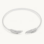 Brazalete Alas de Ángel en Acero Inoxidable - Plateado sobre fondo blanco