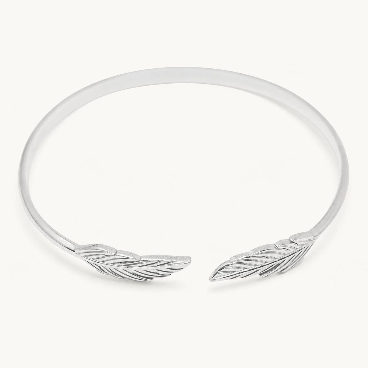 Brazalete Alas de Ángel en Acero Inoxidable - Plateado sobre fondo blanco